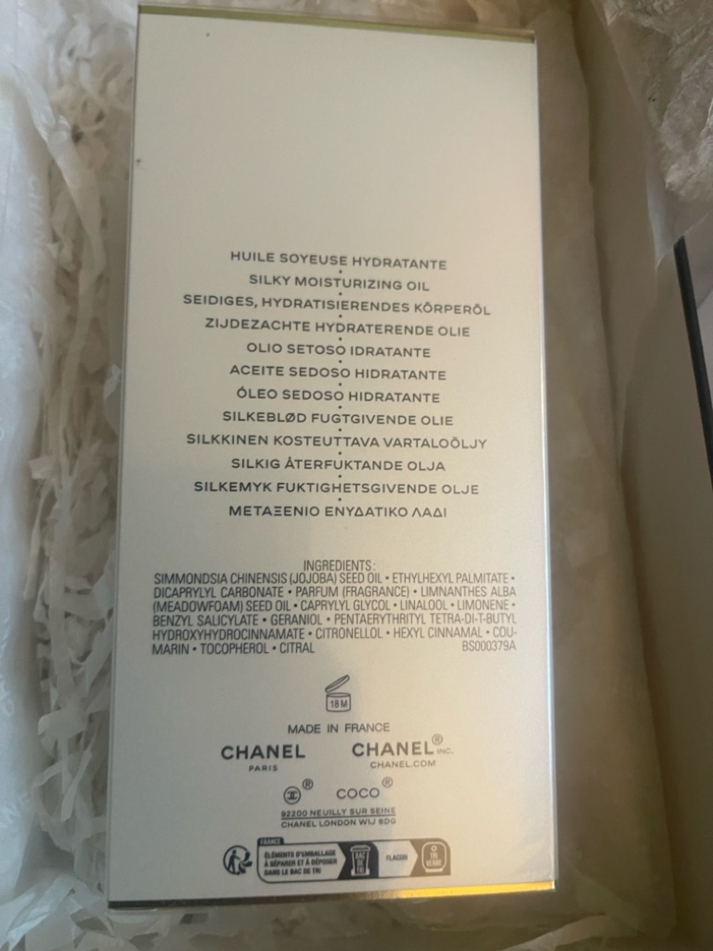 CHANEL Silky Moisturizing Oil Packaging in White and Gold - Picture 3 of 6